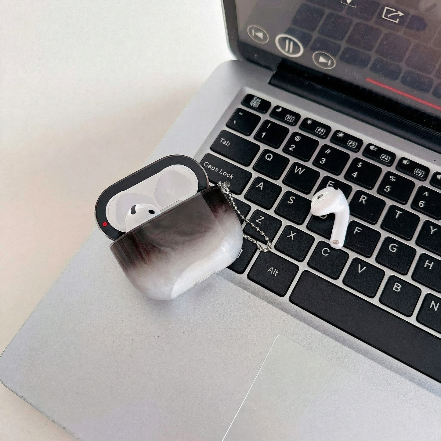 NØIR WHITE AIRPOD CASE