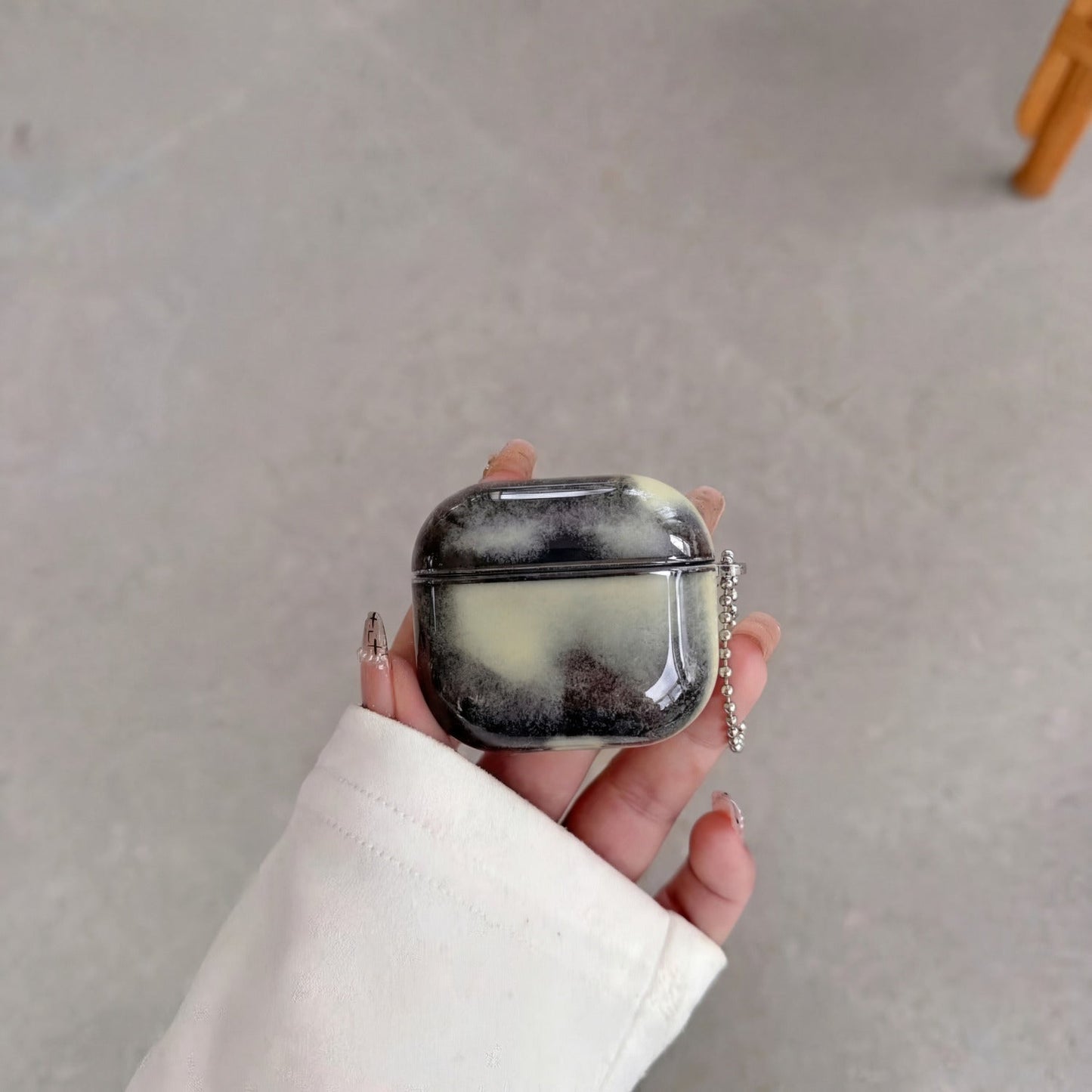 NØIR WHITE AIRPOD CASE